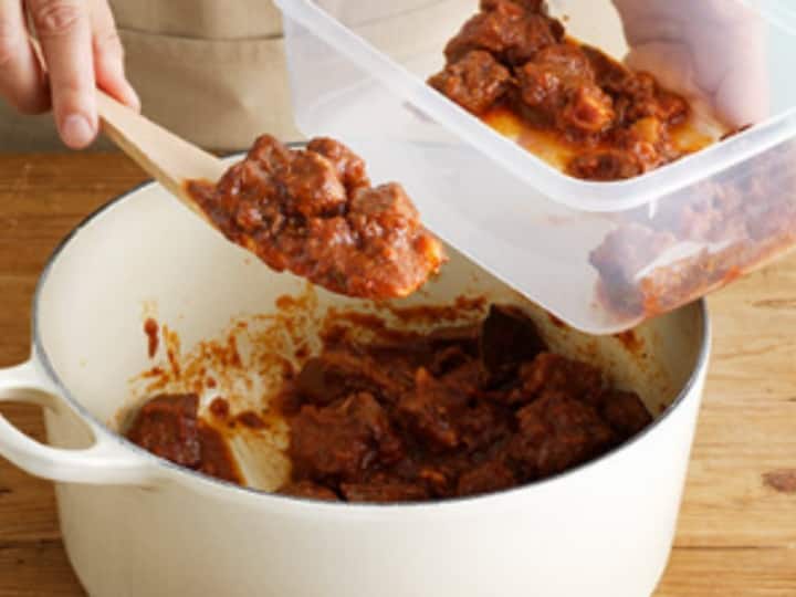 Cooked Chicken Storage: पके हुए चिकन को फ्रिज में स्टोर करके खाने से क्या होता है? जानिए Is it safe to eat cooked chicken kept in a refrigerator Cooked Chicken Storage: पके हुए चिकन को फ्रिज में स्टोर करके खाने से क्या होता है? जानिए