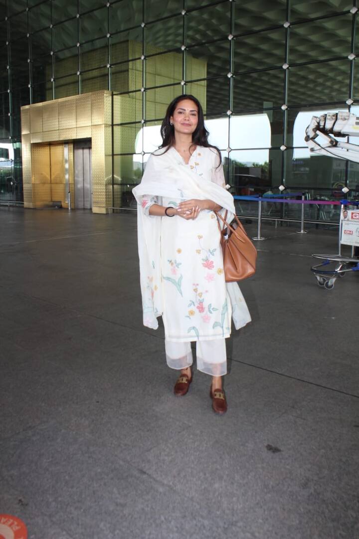 वैसे तो ईशा अक्सर अपनी बोल्ड लुक और फोटोज को लेकर सुर्खियों में रहती हैं. लेकिन आज वो काफी ट्रेडिशनल अंदाज में नजर आईं.