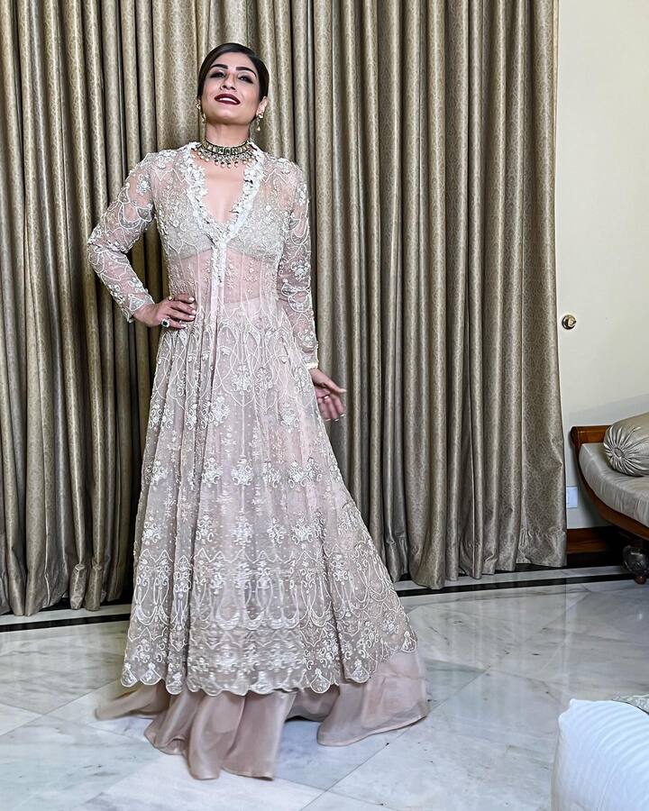 फोटोंमध्ये ती ग्रे रंगाच्या ड्रेसमध्ये दिसत आहे. या ड्रेसमध्ये ती खूपच ग्लॅमरस दिसत आहे. (Instagram/officialraveenatandon)