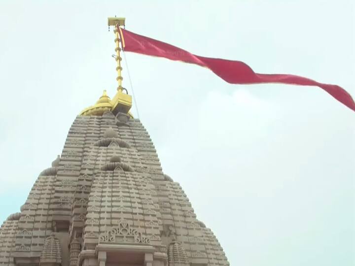 Gujarat News PM Narendra Modi hoisted a flag on Mahakali temple Panchmahal Gujarat Gujarat के पावागढ़ महाकाली मंदिर पर सदियों बाद PM Modi ने फहराई पताका, कहा- ये शिखर ध्वज आस्था का प्रतीक