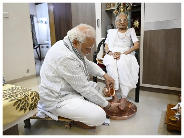PM Narendra Modi Emotional Blog As Mother Heeraben Modi Turns 100 |  Heeraben Modi 100th Birthday: 'अभाव की हर कथा से बहुत ऊपर, एक मां की गौरव  गाथा होती है', माता हीराबेन