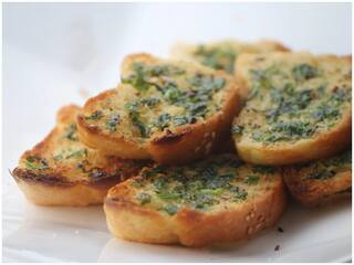 Kitchen Hacks: घर में बनाएं चीजी गार्लिक ब्रेड, पार्टी के लिए टेस्टी स्नैक्स