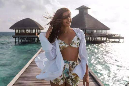 પૂજા હેગડેએ તેની કેટલીક લેટેસ્ટ તસવીરો ઈન્સ્ટાગ્રામ પર શેર કરી છે, જેમાં તેનો ગ્લેમરસ લુક જોવા મળી રહ્યો છે.