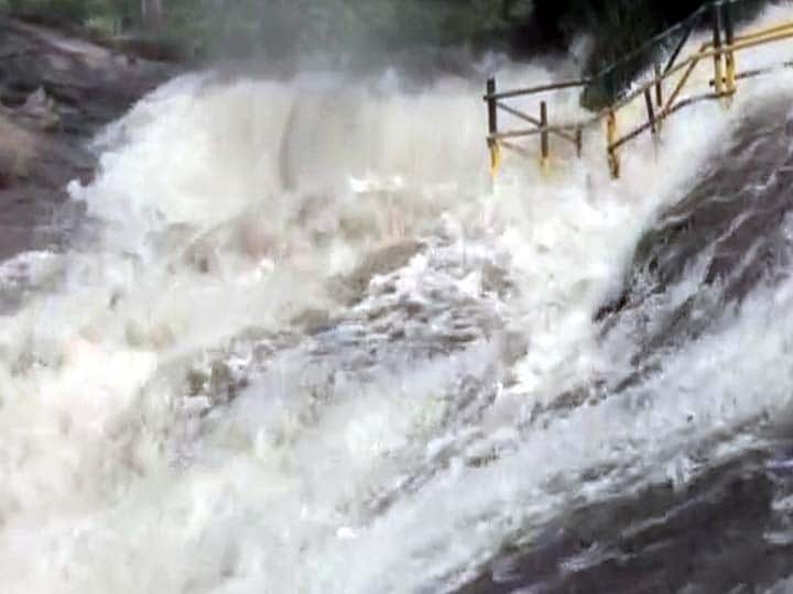 Theni Tourists have been banned from traveling due to floods at Kumbakkarai Falls. தேனி : அடித்து ஓடும் அருவி.. கும்பக்கரையில் வெள்ளப்பெருக்கு.. சுற்றுலா பயணிகள் செல்ல தடை