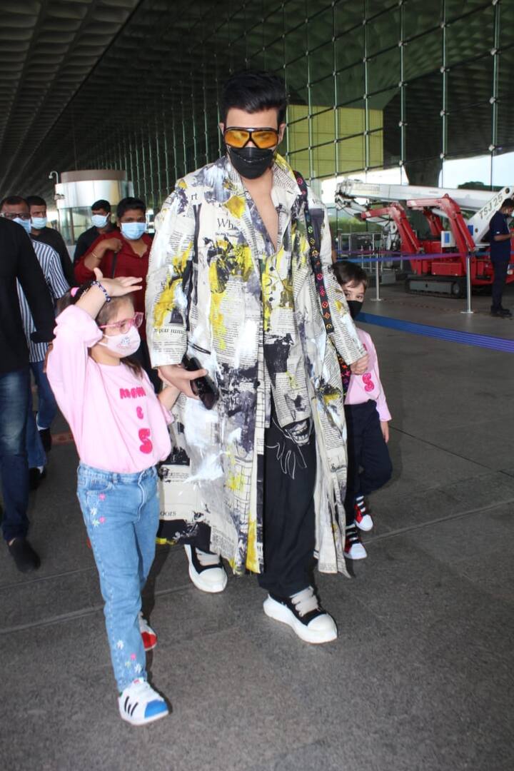 एयरपोर्ट से करण की बच्चों और मम्मी के साथ की कई तस्वीरें सामने आई हैं. तस्वीरों में आप देख सकते हैं कि करण किस तरह एयरपोर्ट पर अपने बच्चों का हाथ पकड़े नजर आ रहे हैं.