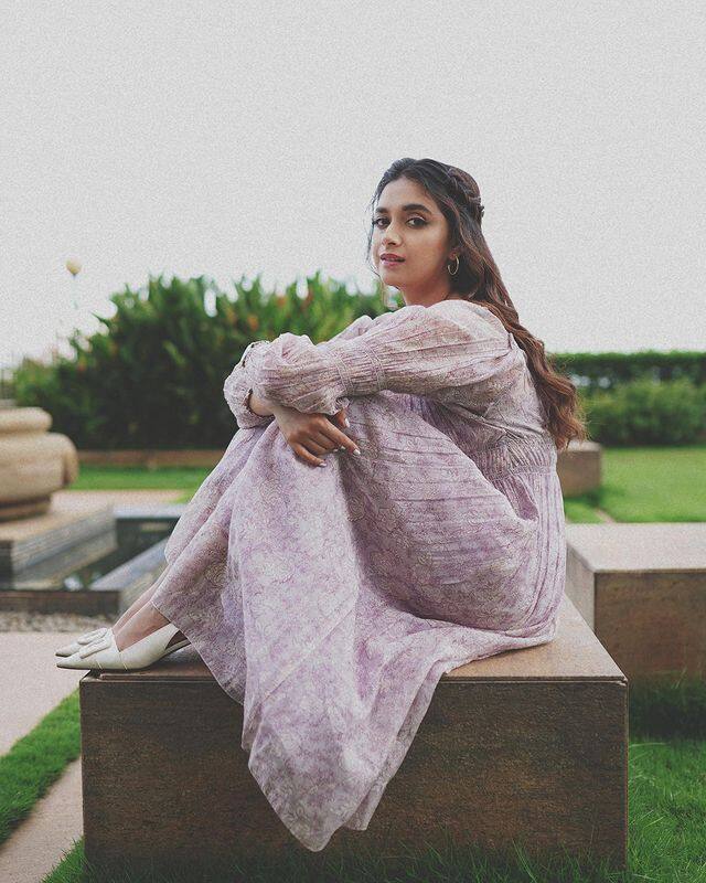 வெள்ளி நிற தேவதையாக மிளிரும் கீர்த்தி சுரேஷ்