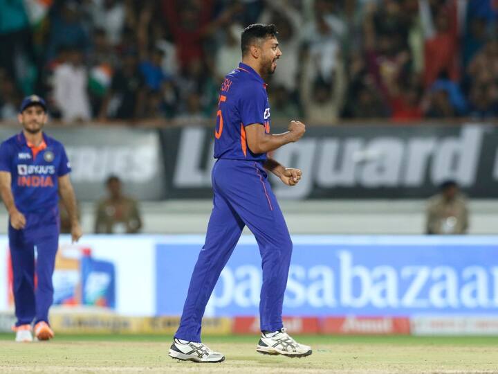 दक्षिण आफ्रिकेविरुद्ध पाच सामन्यांच्या टी-20 मालिकेतील पहिल्या तीन सामन्यात आवेश खानला एकही विकेट्स मिळवता आली नव्हती.  ज्यामुळं त्याला भारतीय संघातून वगळलं जाण्याची शक्यता वर्तवली जात होती. परंतु, भारतीय संघ व्यवस्थापनानं त्याच्यावर विश्वास दाखवून त्याला चौथा सामना खेळण्याची संधी दिली.या सामन्यात चार विकेट्स घेऊन आवेश खाननं मिळालेल्या संधीचं सोनं केलं. या सामन्यात त्यानं केलेली लक्ष वेधीत कामगिरी त्याच्या वडिलांना समर्पित केलीय.