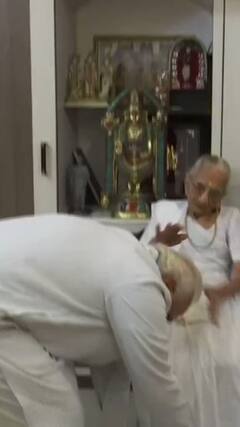 ਮਾਂ ਹੀਰਾਬੇਨ ਦੇ 100ਵੇਂ ਜਨਮ ਦਿਨ 'ਤੇ ਪ੍ਰਧਾਨ ਮੰਤਰੀ ਮੋਦੀ ਨੇ ਇੰਝ ਲਿਆ ਮਾਂ ਦਾ ਅਸ਼ੀਰਵਾਦ- ਵੇਖੋ ਇਹ ਖੂਬਸੂਰਤ ਤਸਵੀਰਾਂ