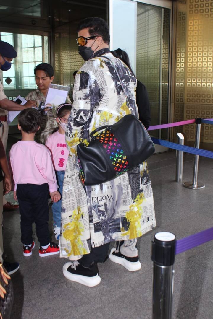 करण को हर तरफ अपने बच्चों का हाथ थामे एयरपोर्ट के गेट की तरफ जाते देखा गया. उनकी मां व्हीलचेयर में उनके साथ शामिल हुईं.