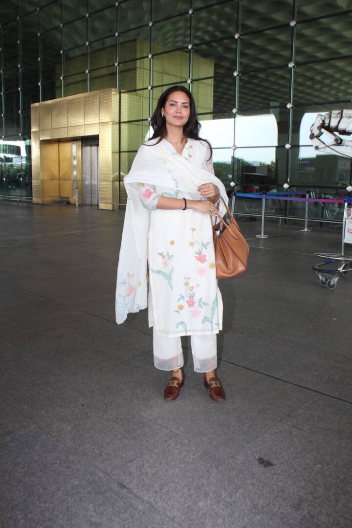 व्हाइट के साथ ब्राउन का ये कॉम्बीनेशन काफी अच्छा लग रहा था. वहीं, मेकअप की बात करें तो वो इस दौरान नो मेकअप अंदाज में नजर आईं.