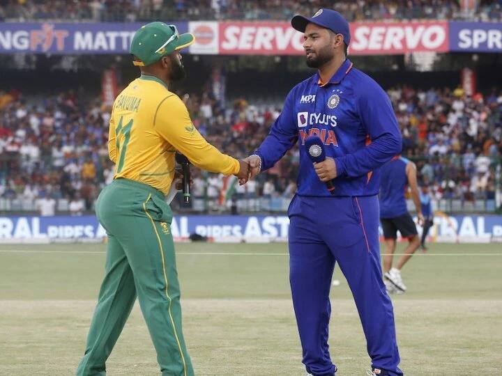 Will toss with right hand in next game: Rishabh Pant after losing all four tosses against SA IND vs SA: 'पुढच्या सामन्यात उजव्या हातानं नाणं फेकणार'  चारही सामन्यात नाणेफेक गमावलेल्या ऋषभ पंतची मजेदार कमेंट!