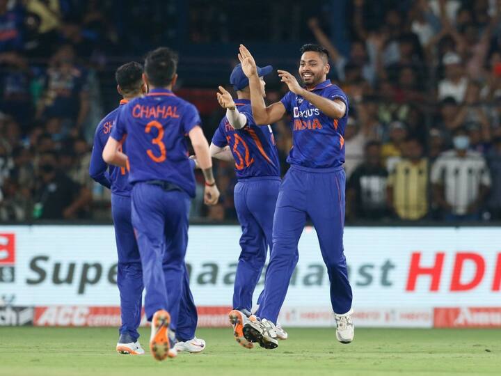 राजकोट येथे पार पडलेल्या चौथ्या टी-20 सामन्यात (India vs South Africa) भारताचा वेगवान गोलंदाज आवेश खानने महत्त्वाची भूमिका बजावली. या सामन्यात त्यानं 18 धावा देऊन चार फलंदाजांना माघारी धाडून भारताच्या विजयाचा पाया रचला.