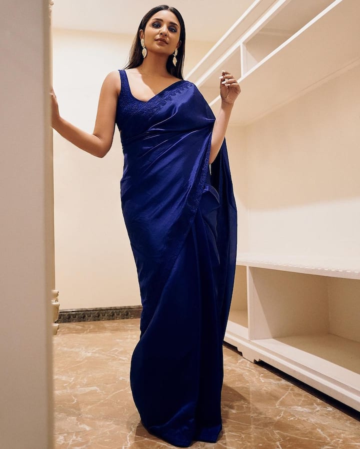 When it came to jewellery, Parineeti kept things simple, opting for a pair of striking earrings.