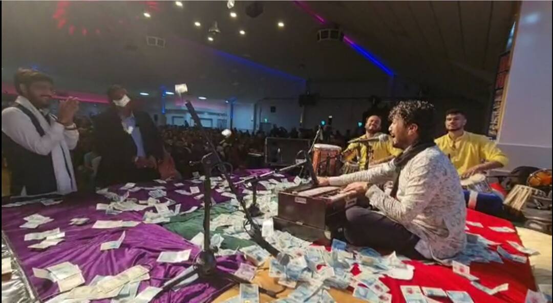 Rajbha Gadhvi's dayaro was organized in England Video: રાજભા ગઢવીના ડાયરામાં રૂપિયા નહીં પાઉન્ડનો થયો વરસાદ, ઈગ્લેંન્ડમાં બોલી ભજનની રમઝટ