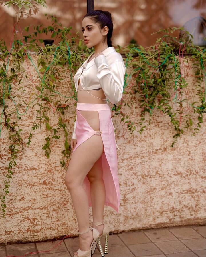 अपने अजीबोगरीब ड्रेसिंग सेंस को लेकर उर्फी जावेद अक्सर चर्चा का विषय भी बनी रहती हैं. इतना ही नहीं हॉट ड्रेस और बिकनी पहनने से उर्फी जावेद कभी भी पीछे नहीं हटती ही हैं.