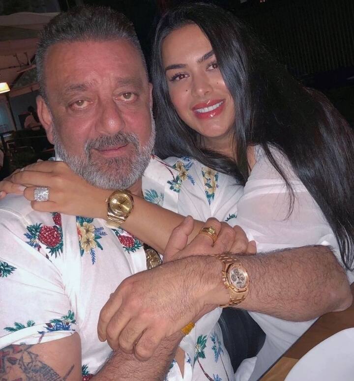 आपको बता दें त्रिशला भले ही संजय दत्त के साथ ना रहती हों लेकिन वो अपने पापा के साथ अक्सर फोटो शेयर करती रहती हैं. संजय दत्त भी त्रिशला से मिलने लॉस एंजलिस जाते रहते हैं.