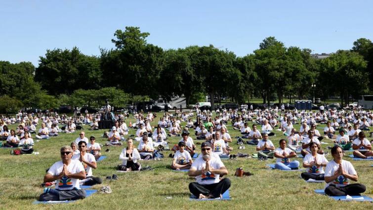 International Yoga Day 2022: Hundreds Attend Yoga Session In Washington Ahead Of International Yoga Day International Yoga Day 2022: ওয়াশিংটনের বুকে যোগ শিবির, উদ্যোক্তা ভারতীয় দূতাবাস