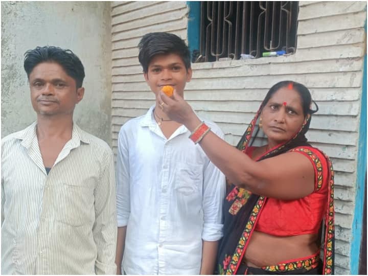 UP Board result Akash tops Gorakhpur in class 10 dreams of improving education system by becoming an IAS ANN Success Story: ठेला लगाने वाले के बेटे आकाश ने 10वीं में गोरखपुर किया टॉप, IAS  बनकर एजुकेशन सिस्टम में सुधार का है सपना