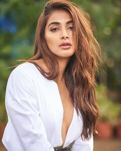 Actress pooja hegde : யாத்தே யாத்தே யாத்தே என்னாச்சோ.. வெள்ளை நிற உடையில் மனதை கொள்ளை கொண்ட பூஜா ஹெக்டே!