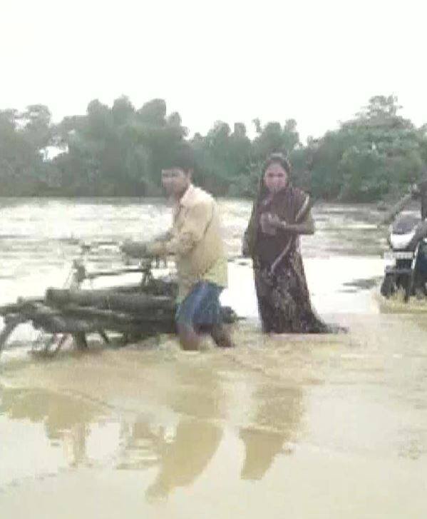 नेक ठिकाणी शेतकऱ्यांची पिकं उद्धवस्त झाली आहेत