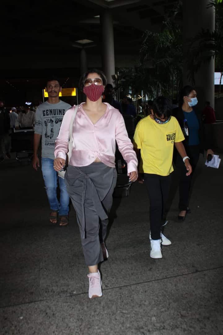 तो वहीं दूसरी और युग ने येलो टी-शर्ट के साथ ब्लैक डेनिम जींस और व्हाइट शूज कैरी किए हुए थे.