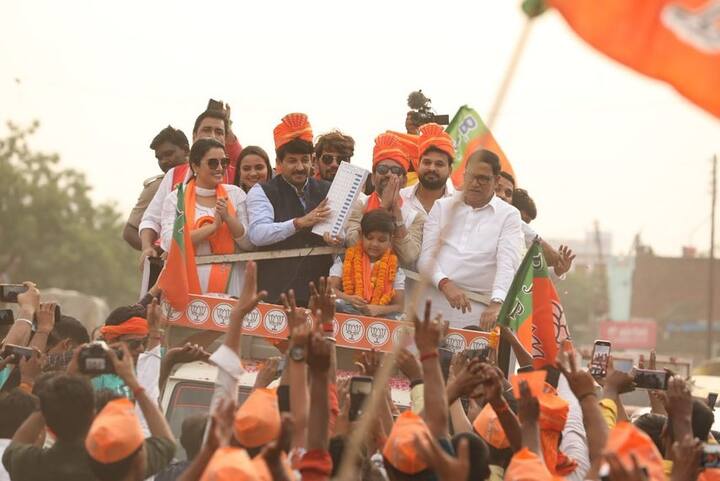 इससे पहले भोजपुरी अभिनेता और बीजेपी सांसद मनोज तिवारी भी निरहुआ के लिए आज़मगढ़ में वोट मांगते नज़र आए.