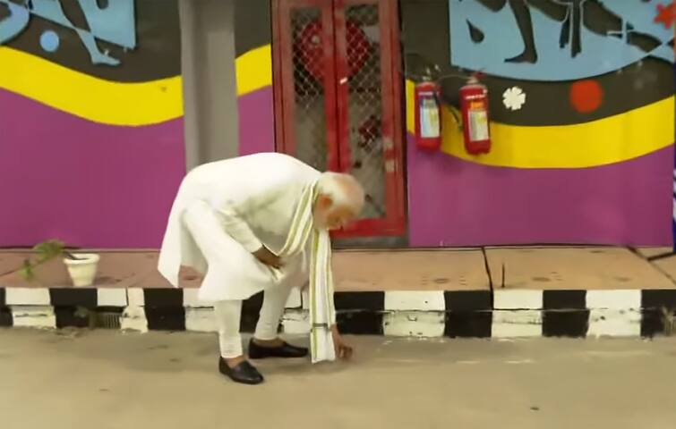 PM Narendra Modi Cleans Litter At Delhi ITPO tunnel inauguration Event, Piyush Goyal tweets- Watch Video Watch Video: হাঁটতে হাঁটতে হঠাৎ ঝুঁকলেন মোদি, মাটি থেকে কী তুললেন?