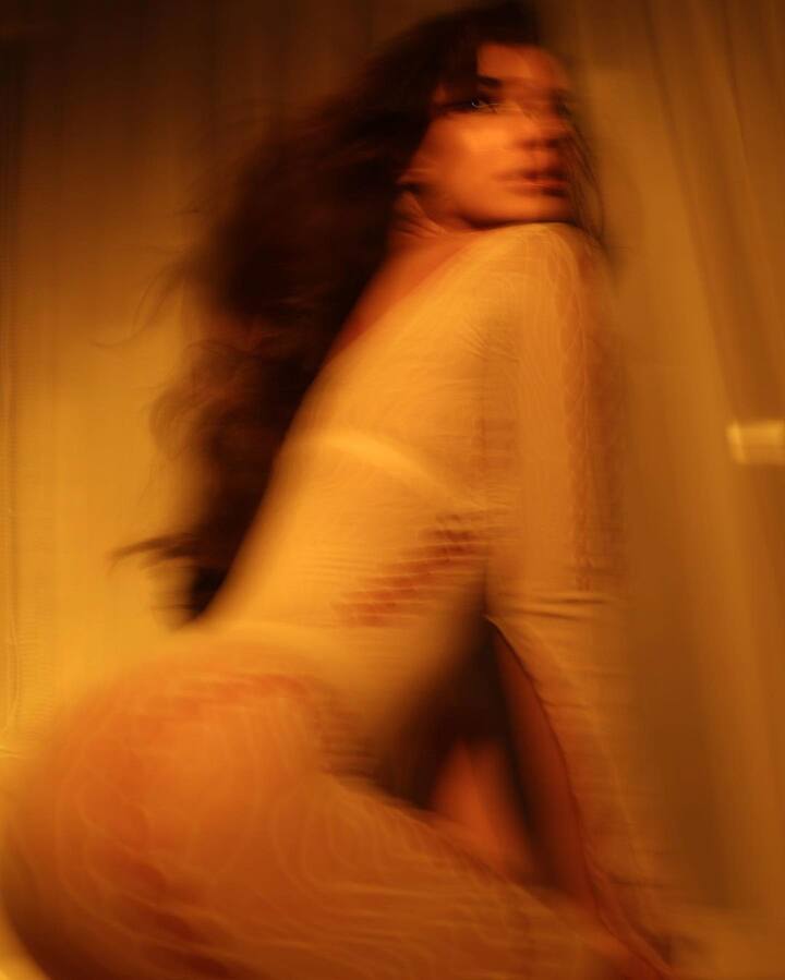 दिशा पटानी ने व्हाइट वन पीस ड्रेस में ऐसी फोटोज पोस्ट की हैं कि एक घंटे के भीतर खबर लिखे जाने तक छह लाख से ज्यादा लाइक्स  मिल चुके हैं और यह तेजी से बढ़ता ही जा रहा है.