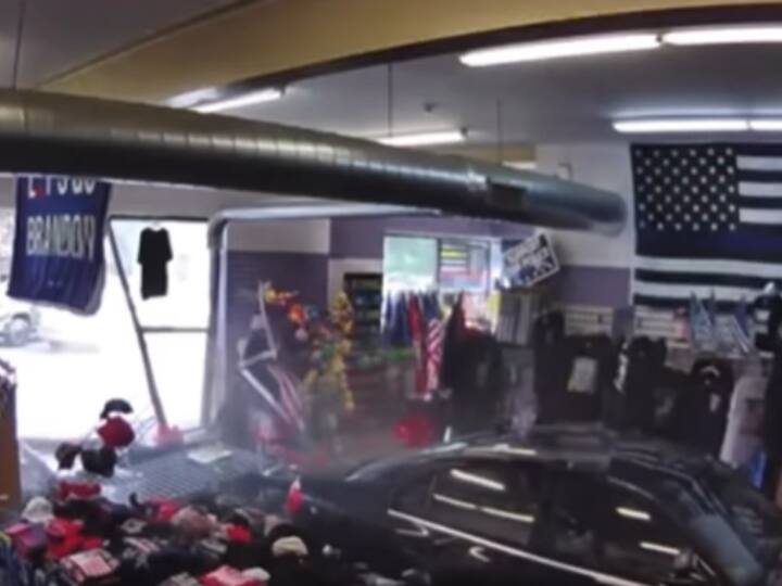 car rammed into the trump store in america video viral Watch: डिपार्टमेंटल स्टोर में जा घुसी तेज रफ्तार कार, दिल दहला देगा ये वीडियो