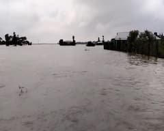 Bangladesh Flood Situation: হাঁড়ির মধ্যে ভাসছে শিশু, ঘরের চালে ঠাঁই, দুঃসহ বন্যা বাংলাদেশে