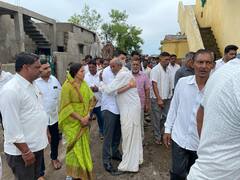 Nagpur : 'त्या' कुटुंबीयांचे सलील देशमुखांकडुन सांत्वन, वीज पडून मृत्यू झालेल्यांच्या घरी जिल्हाधिकाऱ्यासह भेट