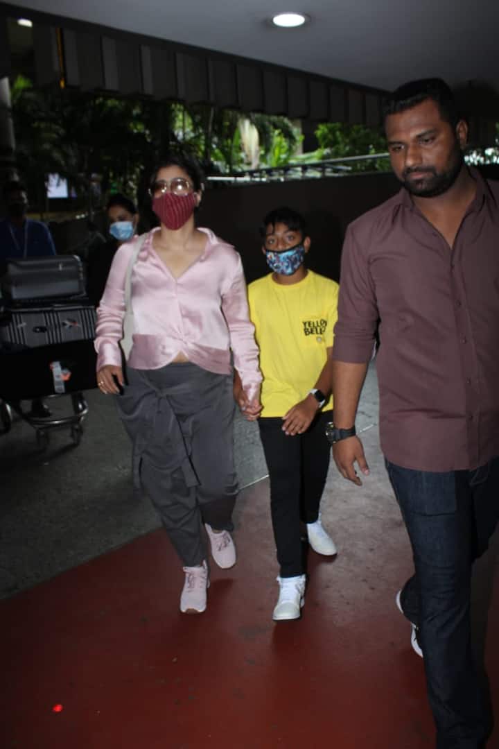 वहीं बात करें काजोल के एयरपोर्ट लुक की तो एक्ट्रेस ने पिंक सिल्क शर्ट के साथ मैचिंग शूज और ग्रे पजामा कैरी किया हुआ था.