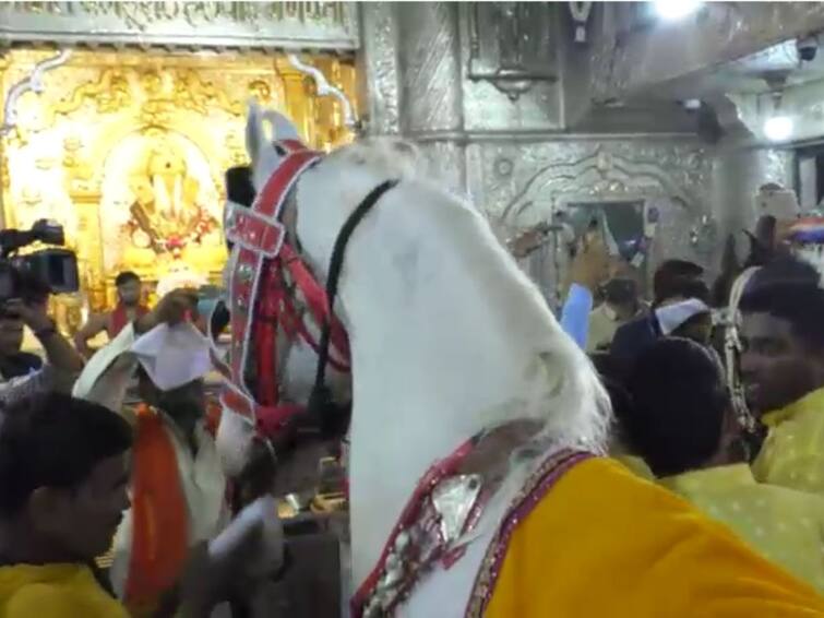 Ashadhi Wari 2022 sant dnyaneshwar mauli palkhi horse greeted pune dagadusheth halwai ganpati  Ashadhi Wari 2022 :  माऊलींच्या अश्वांची श्रीमंत दगडूशेठ गणपतीला अनोखी मानवंदना, मंदिराच्या सभामंडपात अश्वांचा प्रवेश 