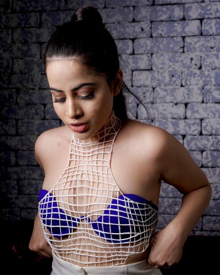 लेकिन इसके बाद भी उर्फी जावेद ने हार नहीं मानी और मौजूदा समय में वह अपने ड्रेसिंग सेंस की वजह से लाइमलाइट का हिस्सा बनी रहती हैं.