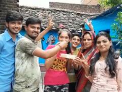 Success Story: महोबा में ऑटो चालक की बेटी बनी 10वीं में टॉपर, किसान की बेटी ने 12वीं में किया टॉप