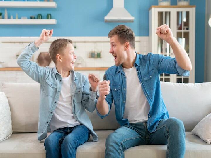 अगर आप अपने पिता को रिटायरमेंट के बाद एक बेहतर इन्वेस्टमेंट प्लान का तोहफा देना चाहते हैं तो उन्हें पोस्ट ऑफिस की मंथली इनकम स्कीम (Monthly Investment Scheme) में निवेश कर सकते हैं. इस स्कीम के तहत आप 1,000 रुपये का निवेश करके अकाउंट खुलवा सकते हैं. इसमें सिंगल अकाउंट पर आपको 4.5 लाख रुपये तक के निवेश और ज्वाइंट अकाउंट में 9 लाख रुपये तक का निवेश मिलता है. इस स्कीम के तहत पोस्ट ऑफिस 6.6 प्रतिशत का ब्याज दर ऑफर करता है.