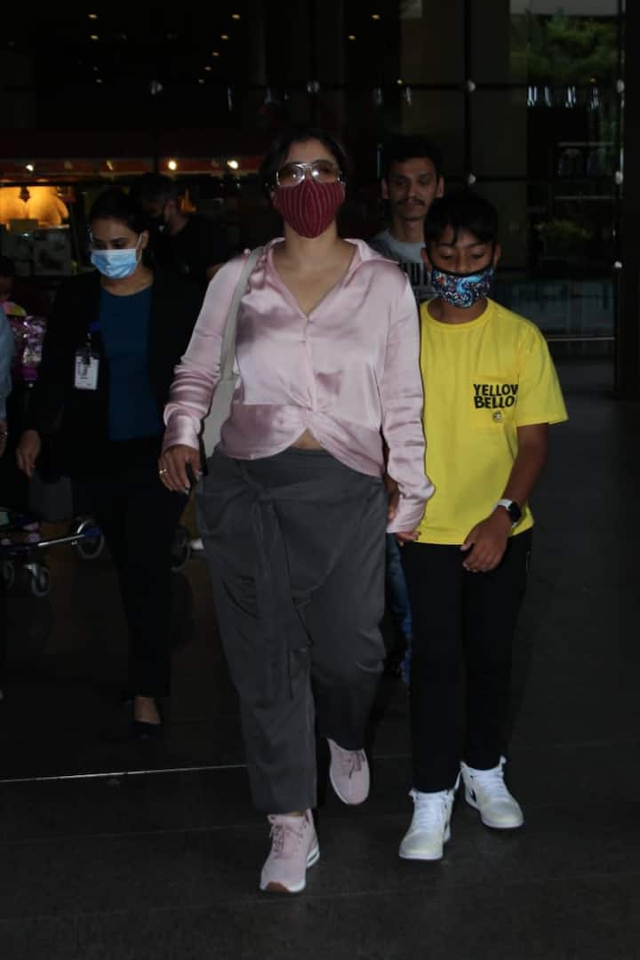 एक्ट्रेस को अपने कैमरा में कैप्चर करने के लिए पैपराजी को बड़ी मशक्कत करनी पड़ती है. तब जाकर पैपराज़ी के हाथ काजोल की फोटोज आ पाती हैं.