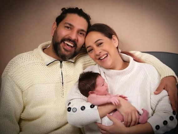 Hazel Keech ने पहली बार दिखाया बेटे का चेहरा, फादर्स डे पर पापा युवराज की गोद में आए नज़र Hazel Keech ने पहली बार दिखाया बेटे का चेहरा, फादर्स डे पर पापा युवराज की गोद में आए नज़र