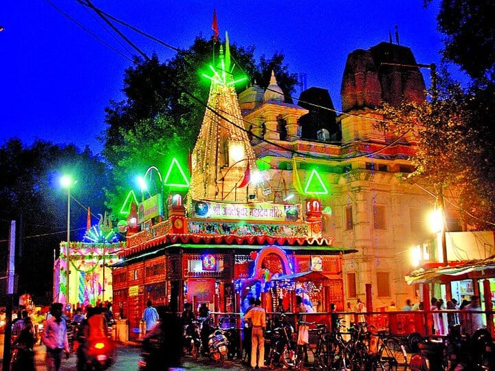mysterious shivling change colour three times a day rajasthan achaleshwar mahadev  Mandir Mystery : जानिए उस मंदिर की कहानी, जहां दिन में तीन बार रंग बदलता है शिवलिंग