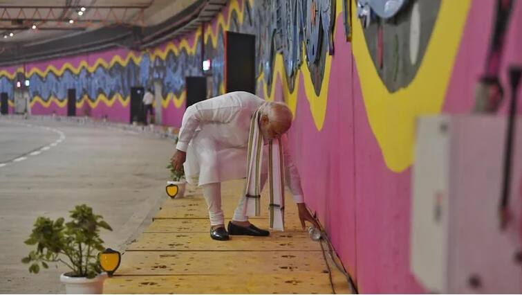 Delhi PM Modi picks up litter at newly inaugurated tunnel in Pragati Maidan દિલ્હીઃ પ્રગતિ મેદાન ટનલનું ઉદ્ઘાટન કર્યા પહેલાં પીએમ મોદીએ ટનલમાં પડેલો કચરો ઉપાડ્યો, જુઓ વીડિયો