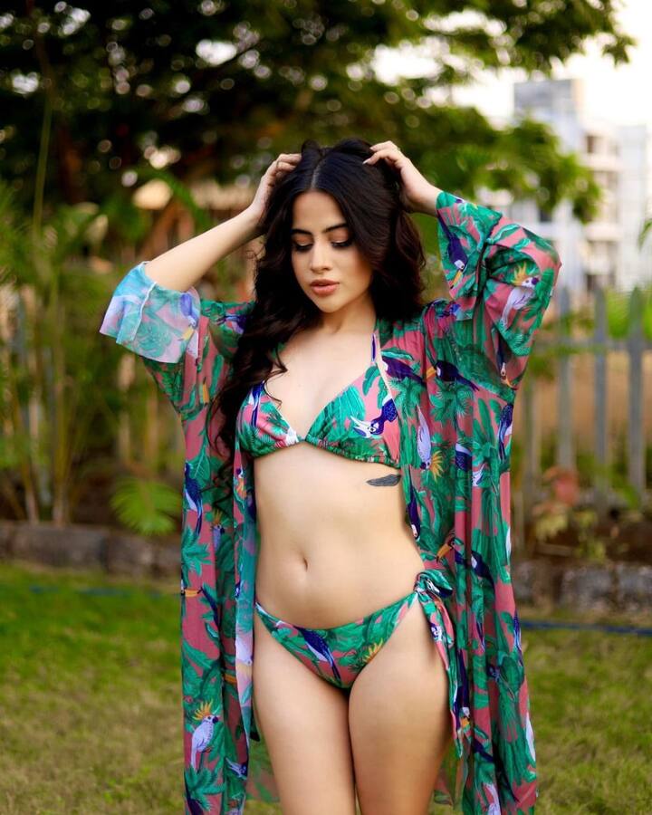 उर्फी जावेद के इस ड्रेसिंग के पीछे की कहानी थोड़ी अलग है. एक मीडिया इंटरव्यू में उर्फी जावेद ने बताया था उनके कुछ रिश्तेदारों ने उनके पहनावे से तंग आकर उनके सारे कपड़े काट दिए थे.