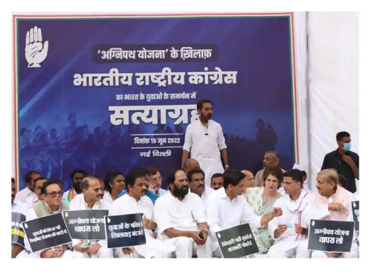 Agnipath Scheme Protest congress satyagrah against agnipath scheme at jantar mantar many leaders gathering Agnipath Scheme Protest: अग्निपथ योजनेविरुद्ध काँग्रेसचा 'सत्याग्रह' सुरु, प्रियंका गांधींची उपस्थिती