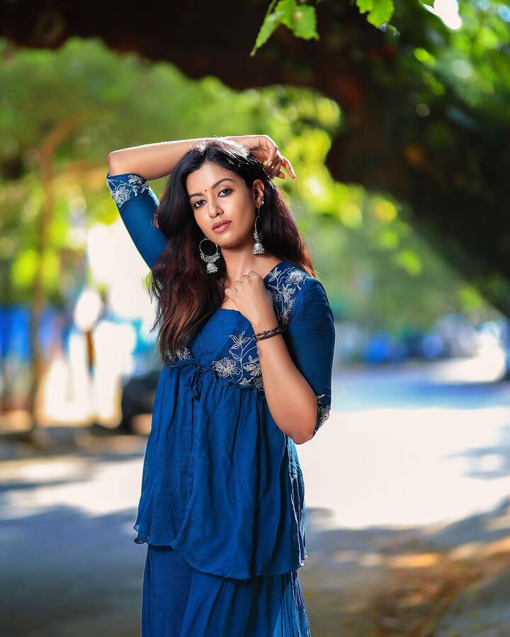 நெஞ்சம் இரண்டும் கோர்த்து நடந்து கொஞ்சும் உலகை காண்போம்...!
