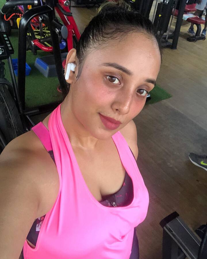 वर्कआउट सेल्फी को शेयर करते हुए रानी चटर्जी के चेहरे का ग्लो खिला हुआ नजर आ रहा है.