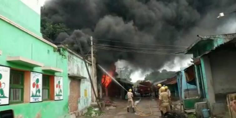 fire broke out in jamuria transformer 2 engines of fire brigade on the spot Pashchim Bardhaman: জামুড়িয়ায় ট্রান্সফর্মারে আগুন, বিদ্যুৎহীন বিস্তীর্ণ এলাকা