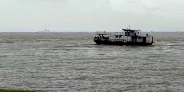 South 24 Parganas News Diamond Harbour Woman jumps into river tries to commit suicide rescued last minute Diamond Harbour News: জেটি থেকে আচমকা ঝাঁপ নদীতে, আত্মঘাতী হওয়ার চেষ্টা, পুলিশি তৎপরতায় বাঁচল প্রাণ