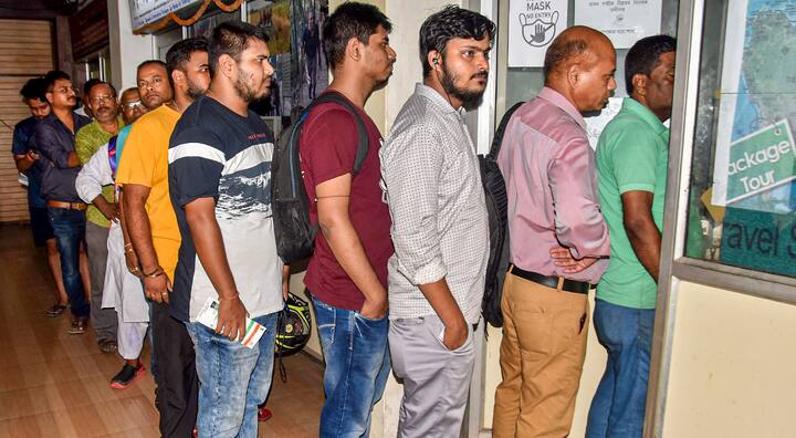 আইআরসিটিসির ওয়েবসাইটে দেওয়া তথ্য অনুযায়ী, আজ মোট ৬৯১ টি ট্রেন বাতিল করা হয়েছে। এমন পরিস্থিতিতে যদি আপনার ট্রেনটিও বাতিল করা হয়ে থাকে তাহলে জেনে নিন কীভাবে এই টিকিটের টাকা ফেরত পাবেন।