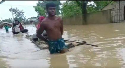 जलस्तर बढ़ने के कारण कई सड़कें टूट गई हैं. ब्रह्मपुत्र, गौरांग, कोपिली, मानस और पगलाड़िया नदियों का जलस्तर खतरे के निशान के ऊपर है.