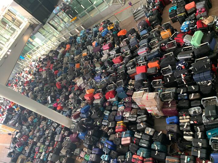 London: Chaos Ensues After Heathrow Airport's Baggage System Fails. Passengers Travel Without Luggage London: Chaos Ensues After Heathrow Airport's Baggage System Fails. Passengers Travel Without Luggage