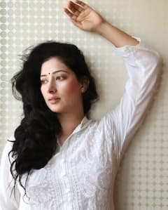 Niharica Raizada : બોલીવુડ એક્ટ્રેસ નિહારિકા રાયઝાદાએ સાડીમાં શેર કર્યા અદભુત Photos